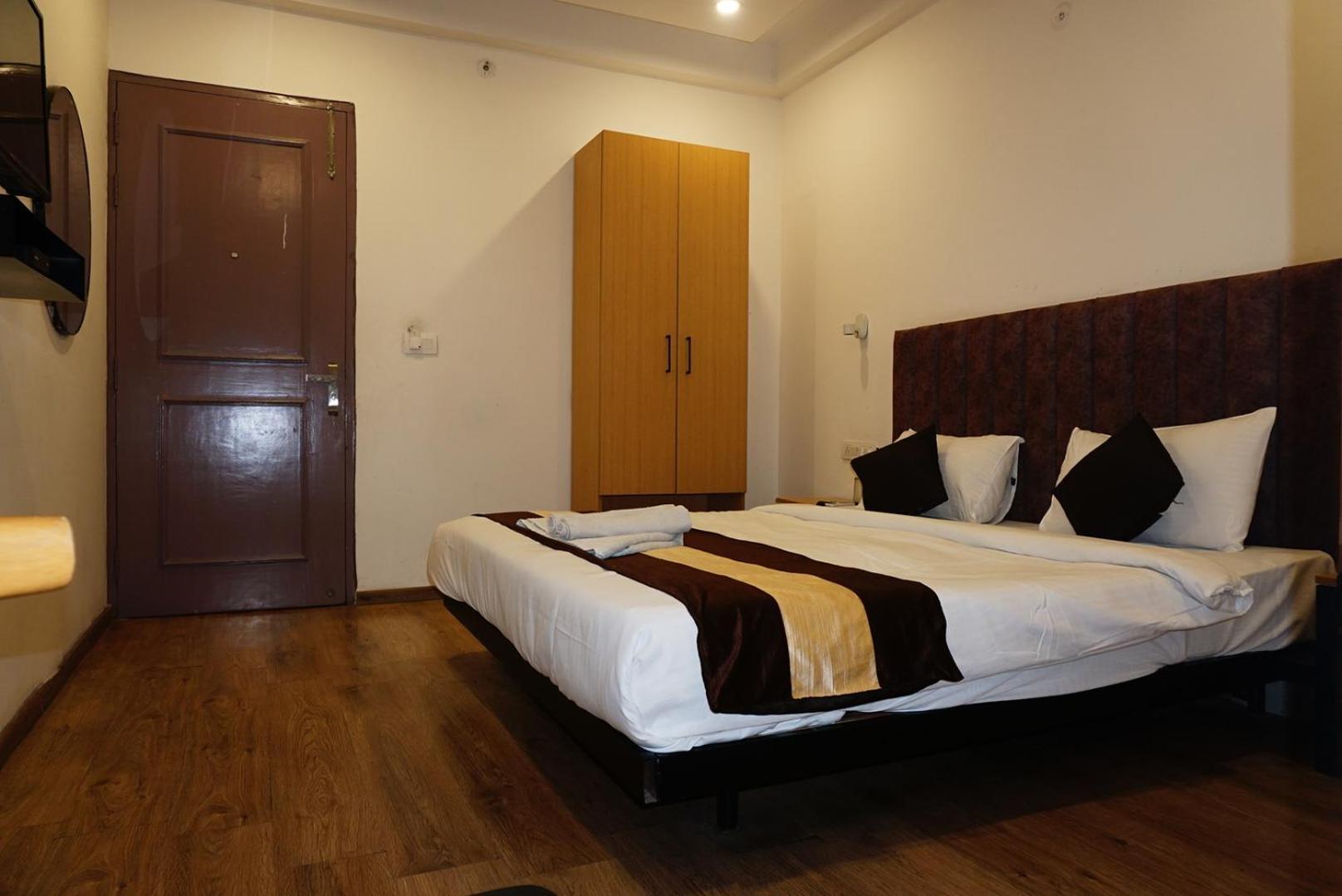 Tipsyy Inn 018 Gurgaon Exterior photo